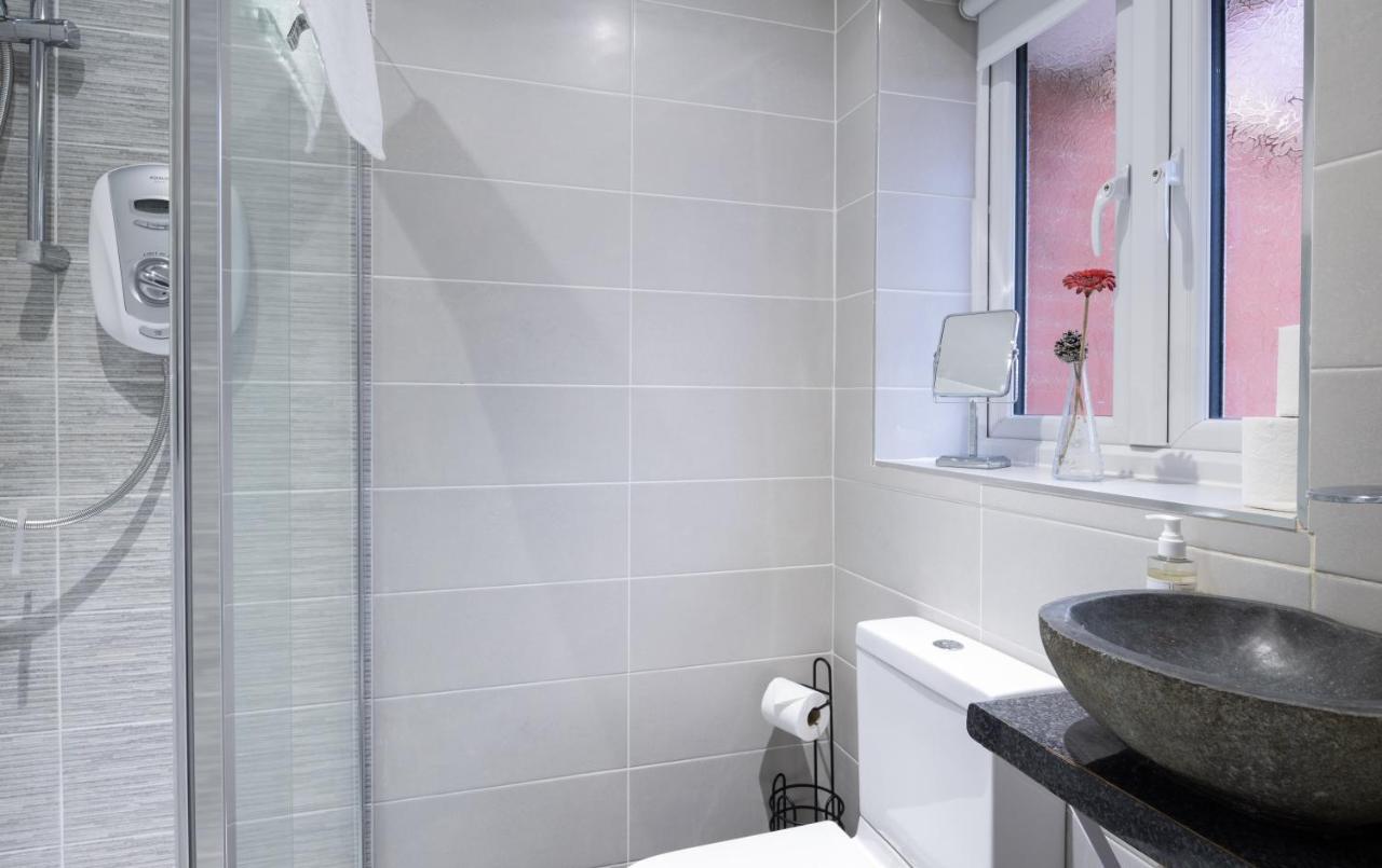 Beautiful House In South Cambridge, 14-Min Drive To The City Centre, Free Parking, No Sofabeds, Sleeps 6 Eksteriør bilde